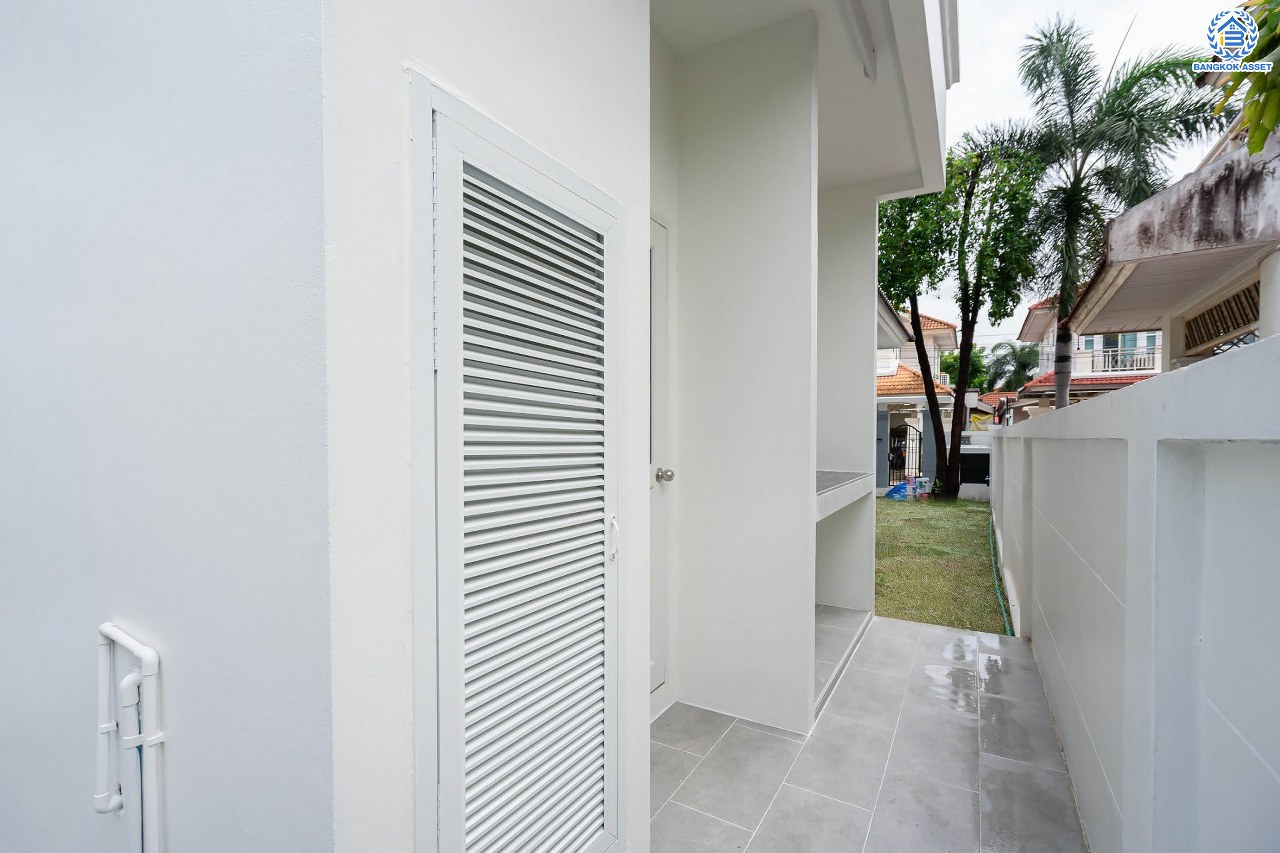 บ้านมือสองตกแต่งใหม่ ม.มณีรินทร์พาร์ค รัตนาธิเบศร์-ท่าอิฐ แบรนด์ Property Perfect เนื้อที่ 66.2 ตร.ว. ฟังก์ชัน 3 ห้องนอน 4 ห้องน้ำ 1 ห้องอเนกประสงค์ จอดรถได้ 2 คัน บนทำเลศักยภาพ เชื่อมต่อทั้ง ถนนรัตนาธิเบศร์ และถนนราชพฤกษ์ ใจกลาง 2 เซ็นทรัลฯ ใกล้ทางด่วนงามวงศ์วาน และรถไฟฟ้า "สถานีบางรักน้อยท่าอิฐ"